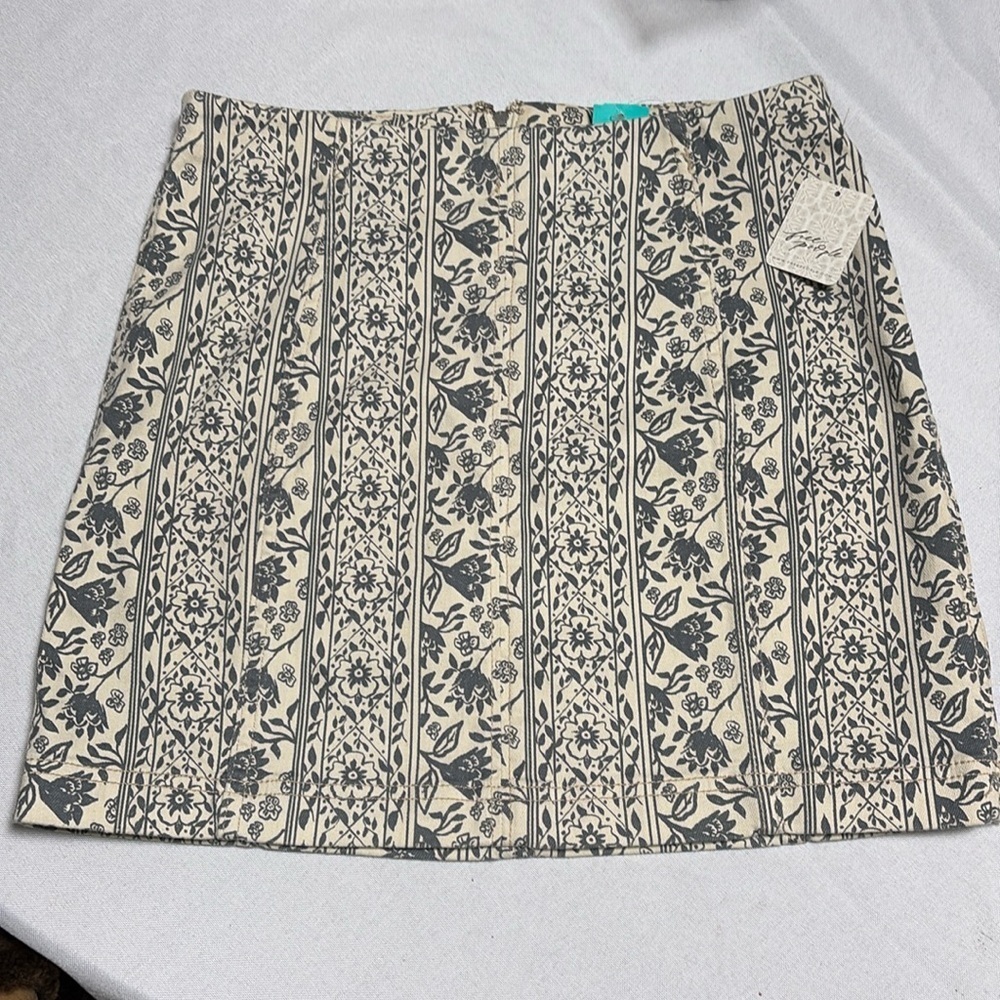 FREE PEOPLE Modern Denim Mini Skirt, off white size 8.